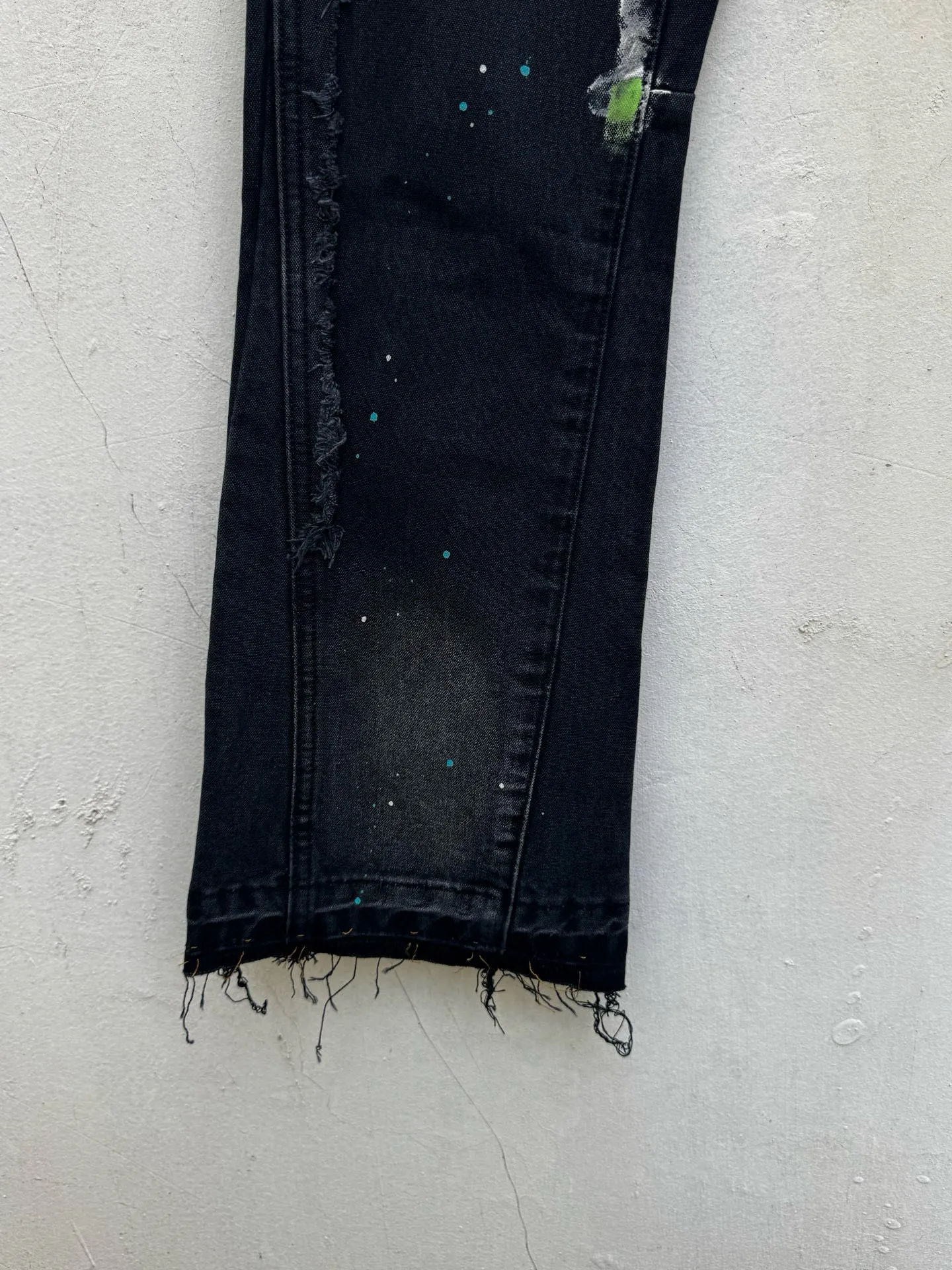P250💰G95 GALLERY DEPT. Spliced ​​patches, ink-splashed denim bell-bottoms, washed distressed spliced ​​jeans, denim washing factory. During the process, the owner of the washing factory helped introduce a boss who once worked at the Levi OEM factory and then started his own business. This also paved the way for the following styles. Therefore, Levi's remodeled single product for the base plate is really familiar. Whether it is the fabrics supplied or the lathes used in production, there is nothing to choose from. -Color: Black -Size: S-XXL (corresponding to 28-36)
